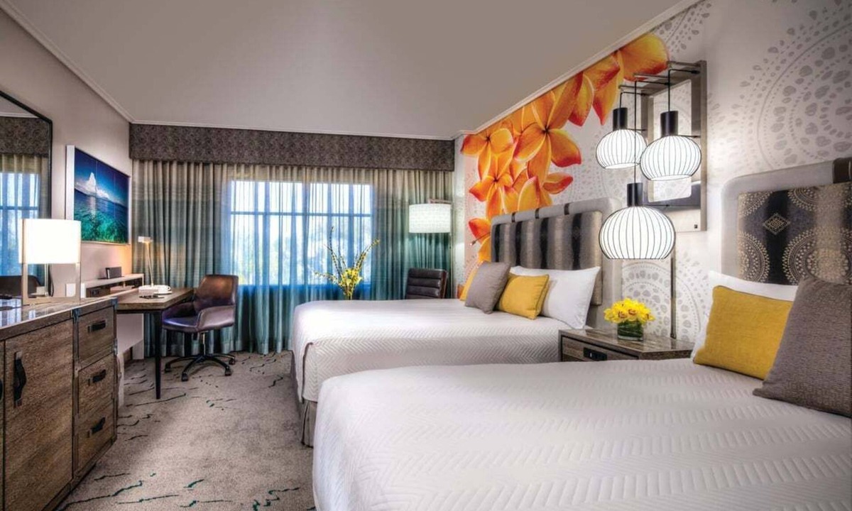 Florida Center Hotel | 1-Bedroom Suite at a 4⭐️ Hotel