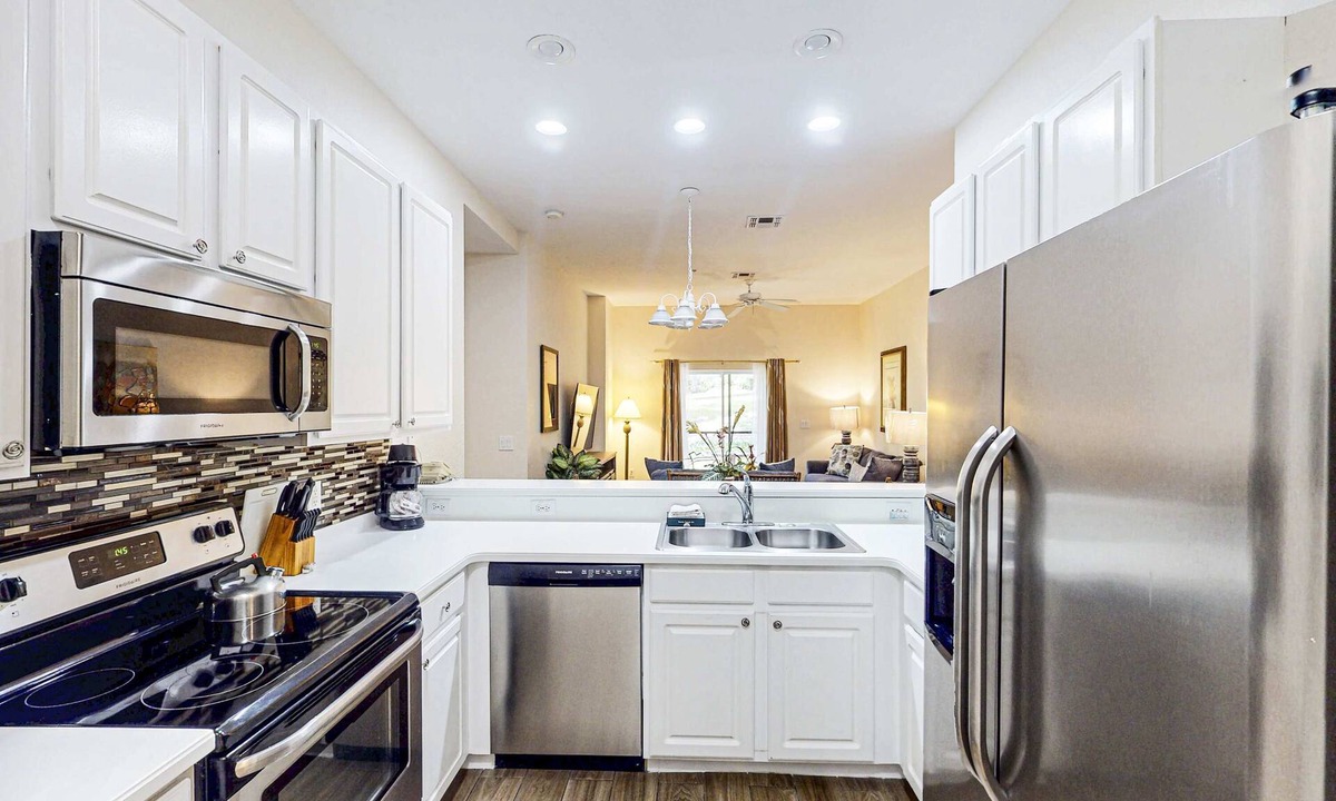 Bahama Bay Condo | 1st floor condo w/pools, restaurant, balcony, tennis court, basketball court