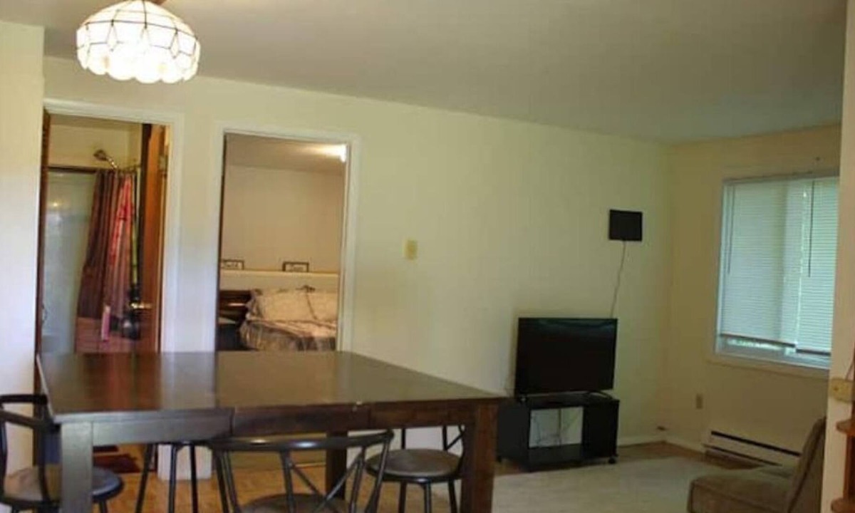 Wallingford Apartment | 2 BR Walking distance to the Oakdale Theater