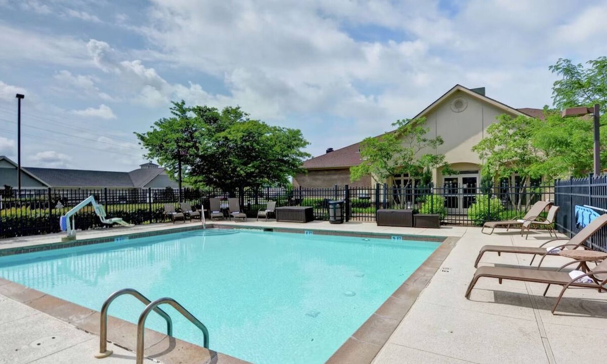 Lexington Hotel | 2 Convenient Suites | 6.3 Miles Away from Airport | Pet-Friendly | Free Parking