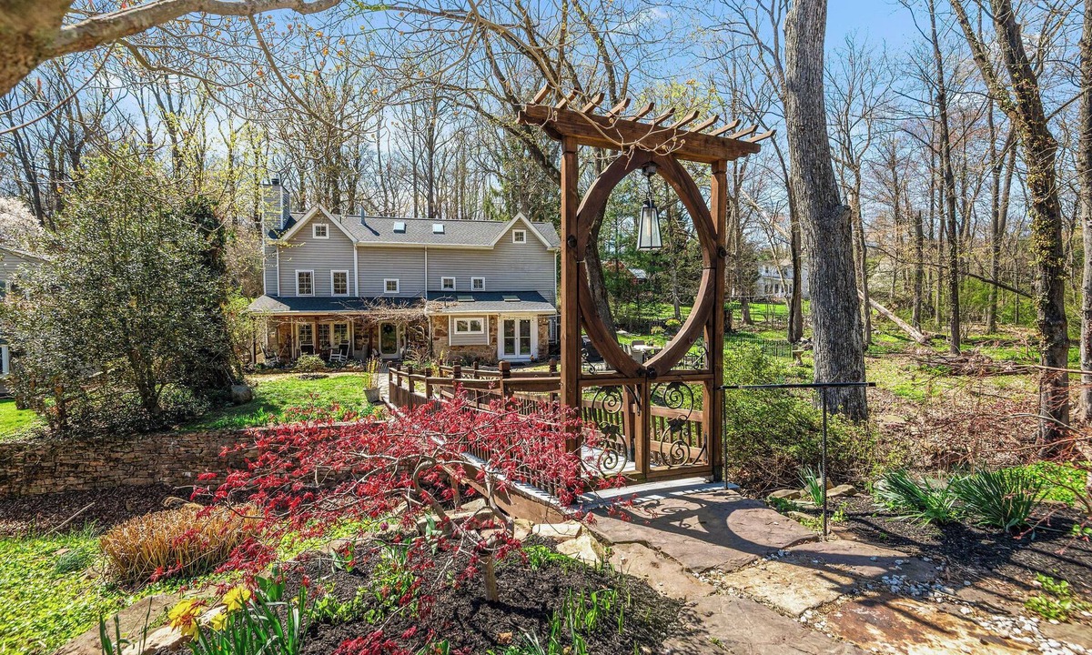 Baptistown House | 3 Bed Delaware River Rural Farmhouse on Creek w/t chef kitchen & enchanting yard