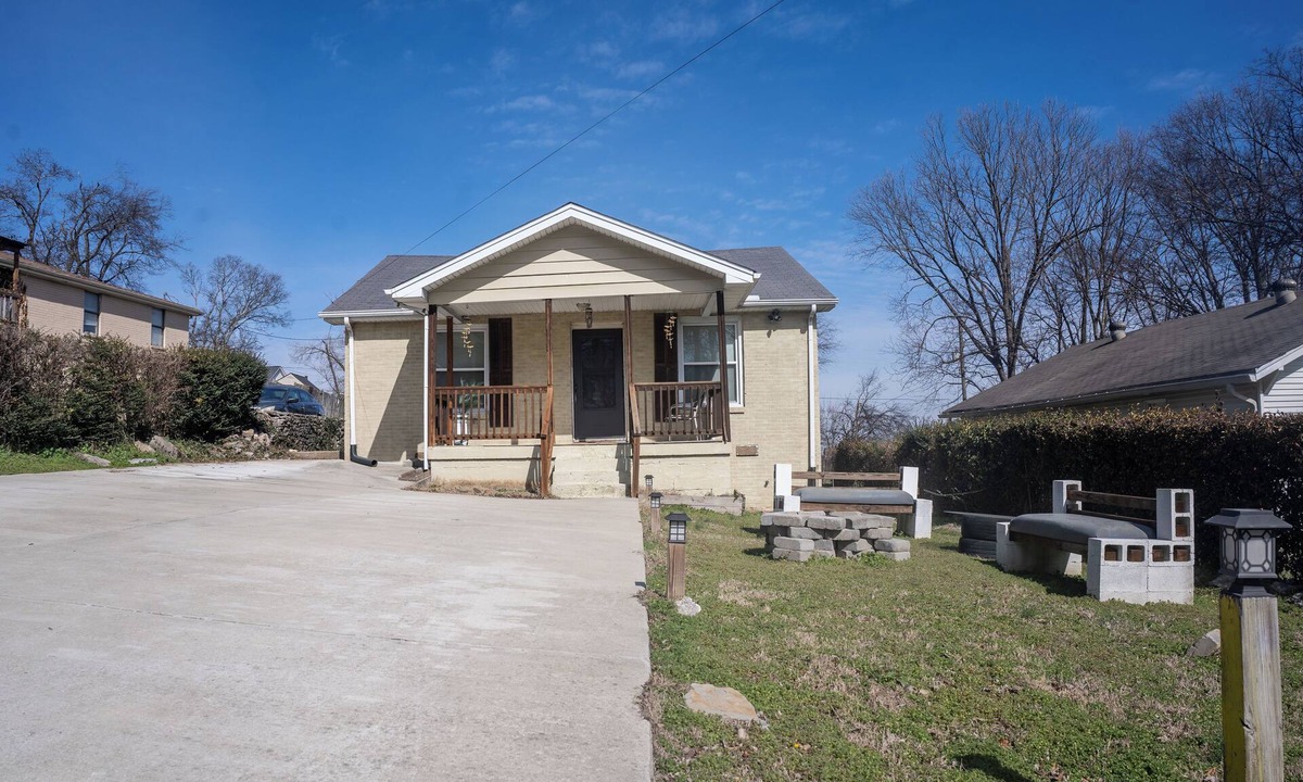 Radnor House | 3-bedroom house in serene Nashville with cool outdoor seating and cover porch