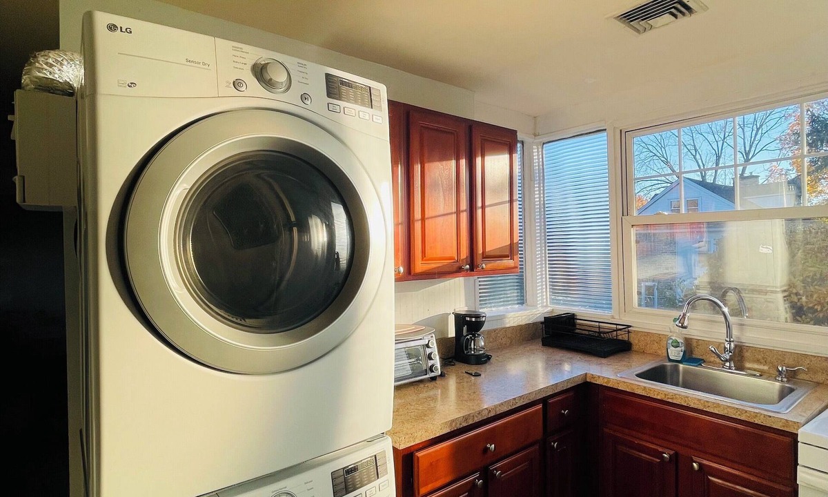 Elkins Park Apartment | 3BR 1BA Near Train Station | Monthly Deal
