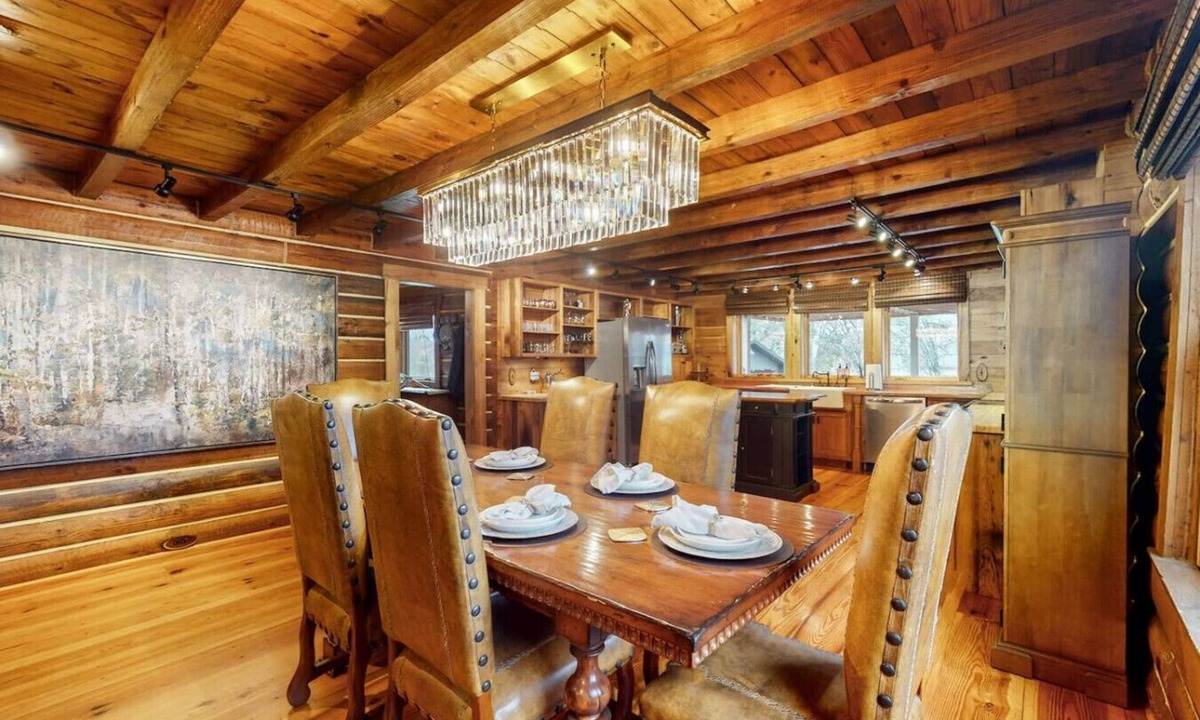 Thompson's Station Cabin | 3BR Luxury Log Cabin Near Franklin | Hot Tub -2 AC