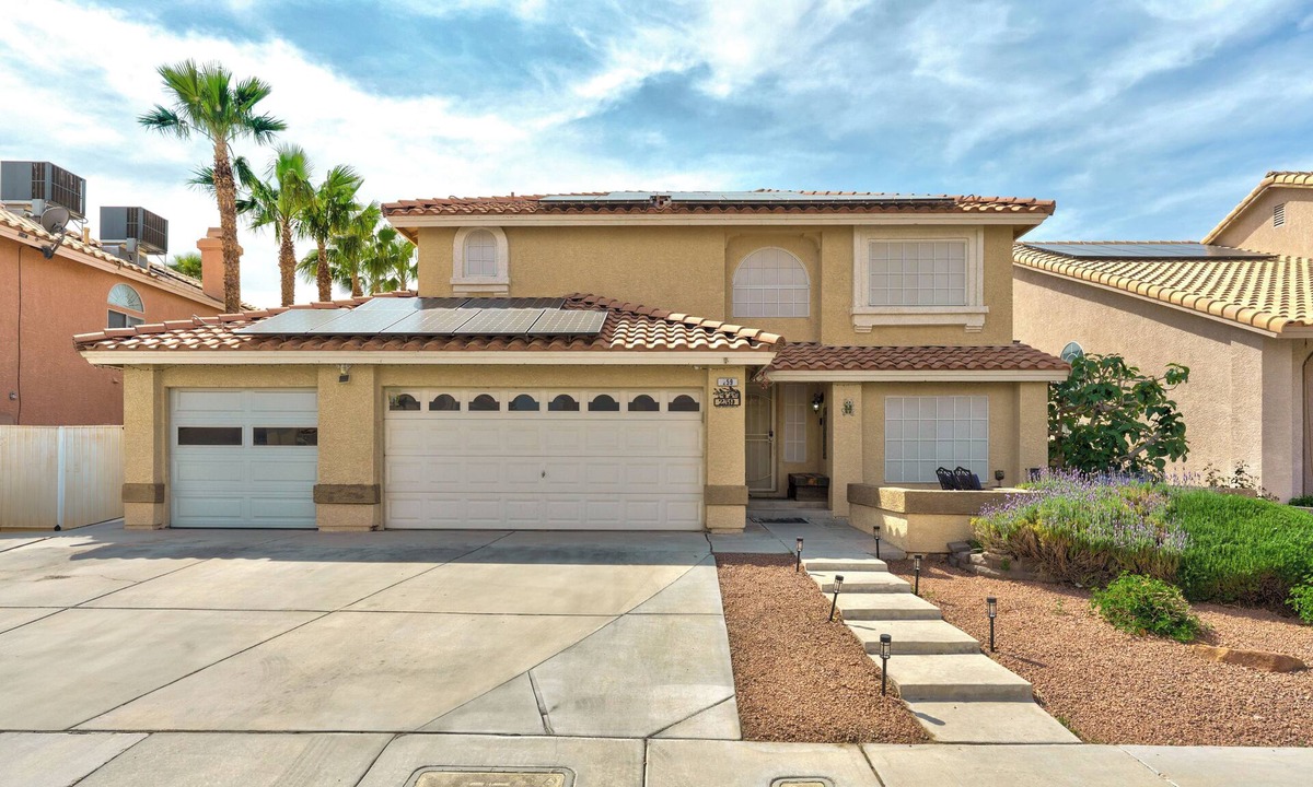 Green Valley North House | 4-bedroom 2.5 Bath house in amazing Henderson with pool.