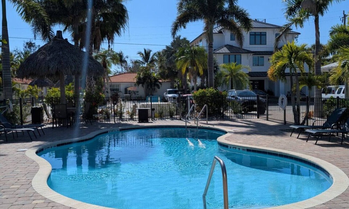 Siesta Key Hotel | #4-Junior Suite-2 Queen beds, 3min walk to Beach, Heated Pool on site, Sleeps 4