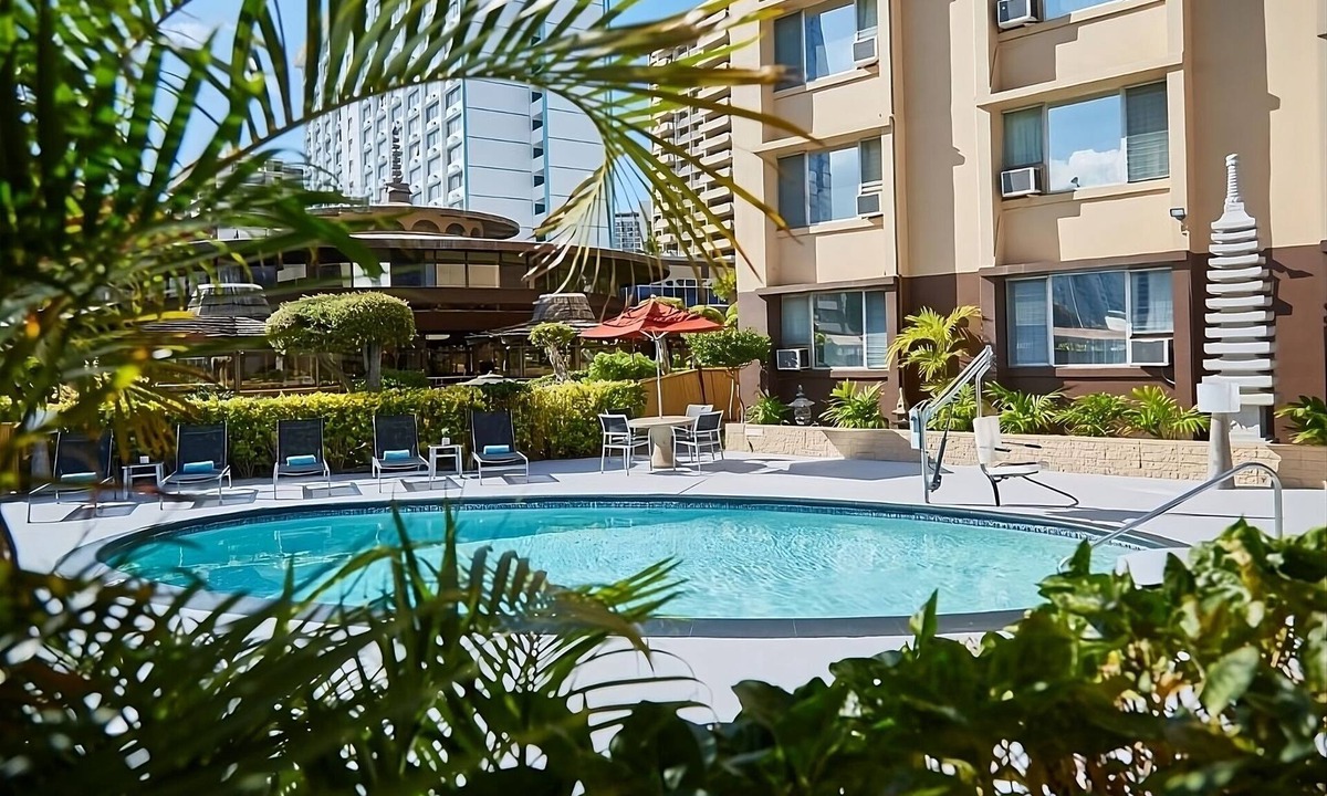 Ala Moana Hotel | 4 Spacious Units, Rooftop Pool Scene, Garden Surroundings, Steps from Downtown