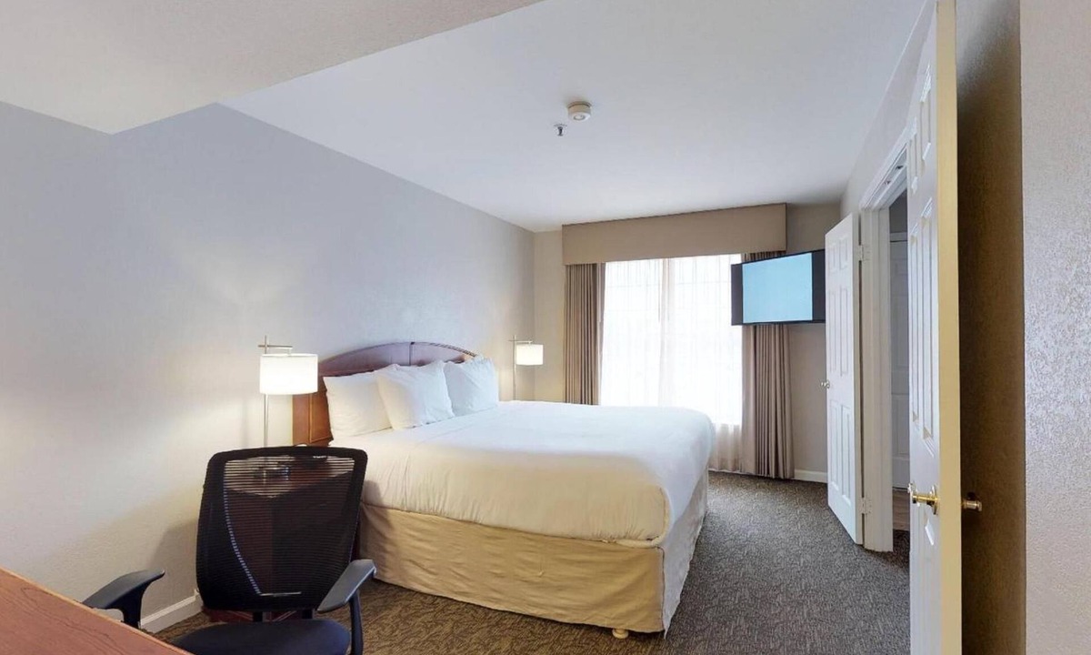 Brea Hotel | 4 Units: Full Kitchen Suite, Pool, Free Breakfast | 1.1 Mi to Brea Sports Park
