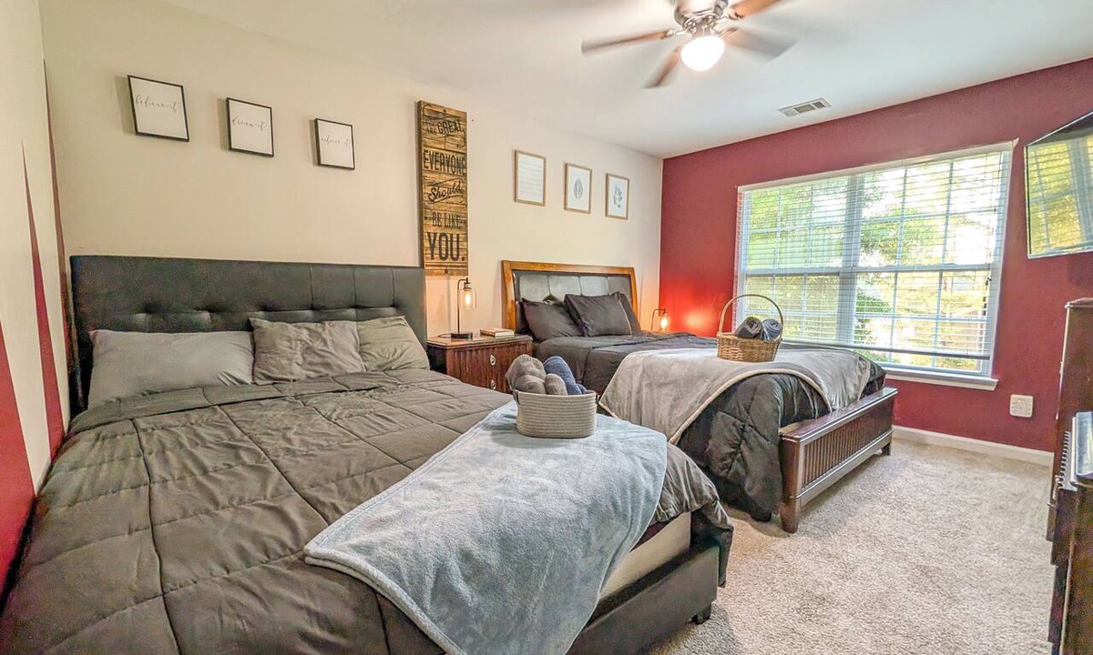 Church Street House | 4BR Home with calif king bed Sleeps 10, Gym near Airport