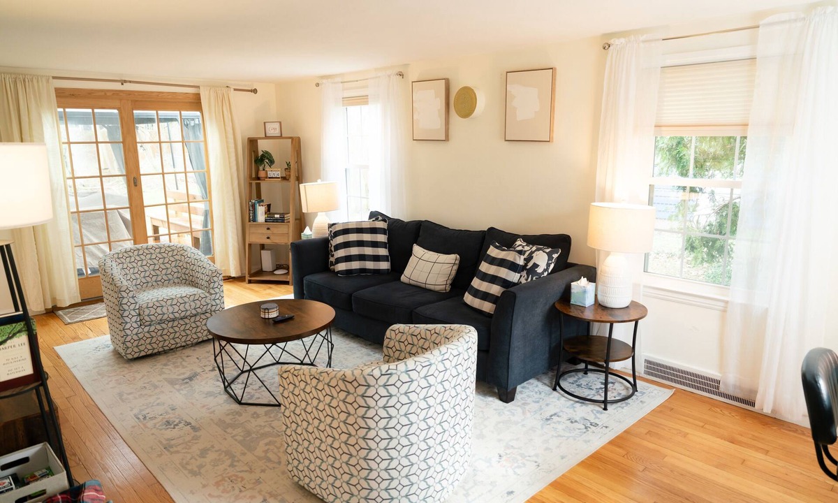 Eastside House | 5-star Renovated 3BR 𝓱𝓸𝓶𝓮/w Backyard Deck near SU/SUNY-ESF/Hospitals