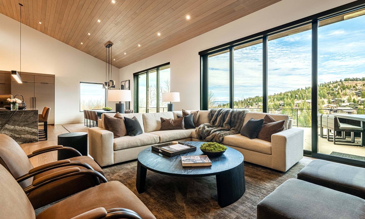 Empire Pass House | 7BR Deer Valley Retreat with home theater and hot tub + short 3 minute walk to ski in/ski out