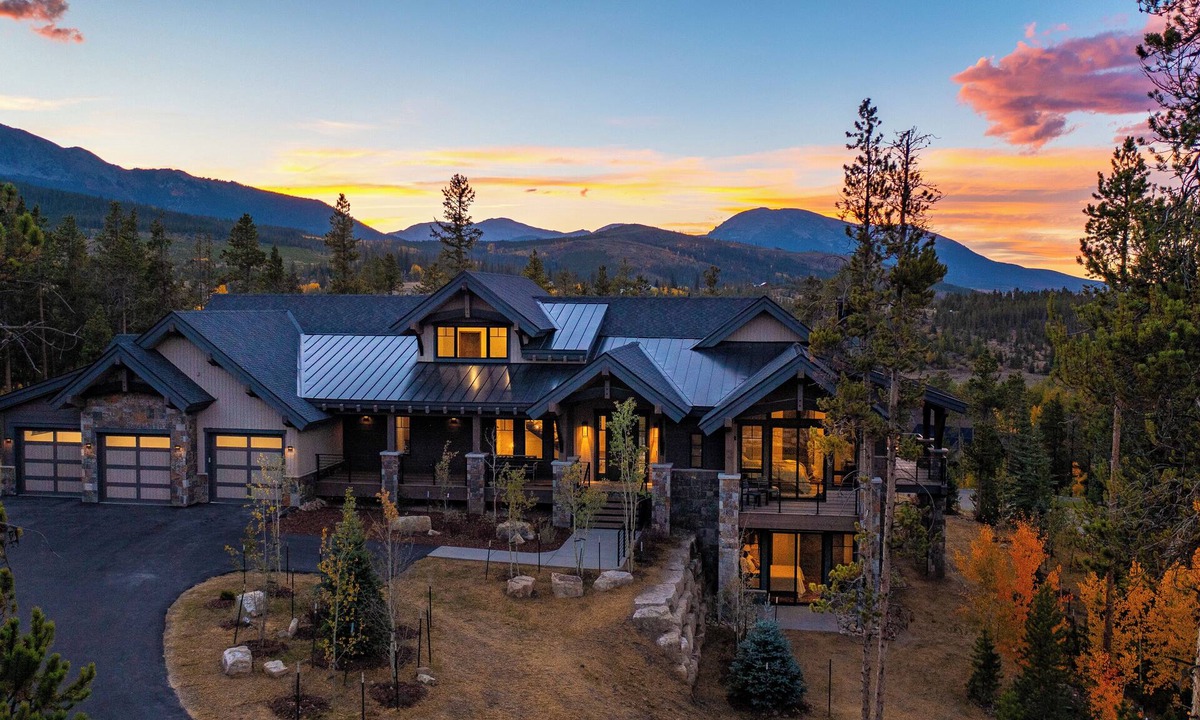Braddock Hill House | A Breck Escape: 5000sf Luxury Home w/3 Fireplaces, Outdoor Fire Pit & Hot Tub