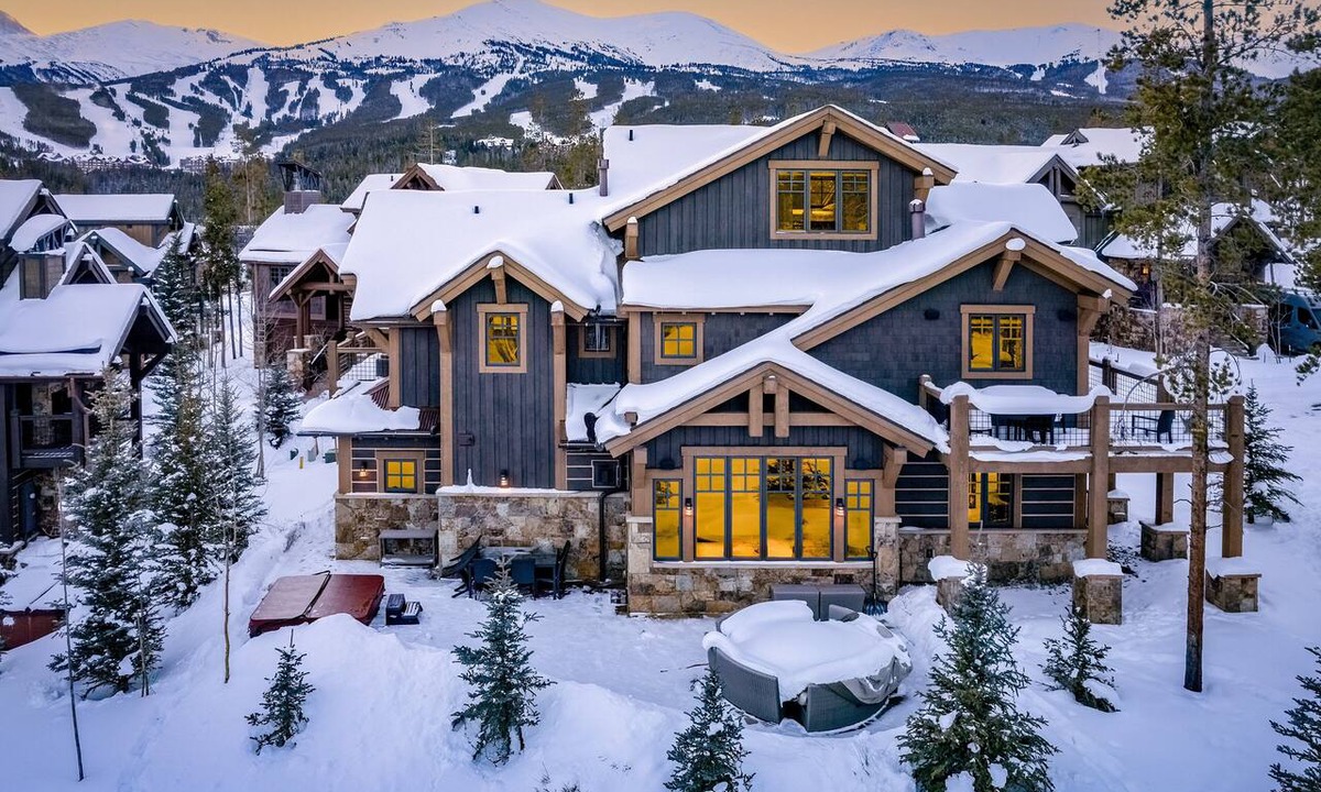 Peak 8 House | A Shock Hill Chalet | Exquisite. Locally-Managed Lux w Firepit, 1min walk to Gondola