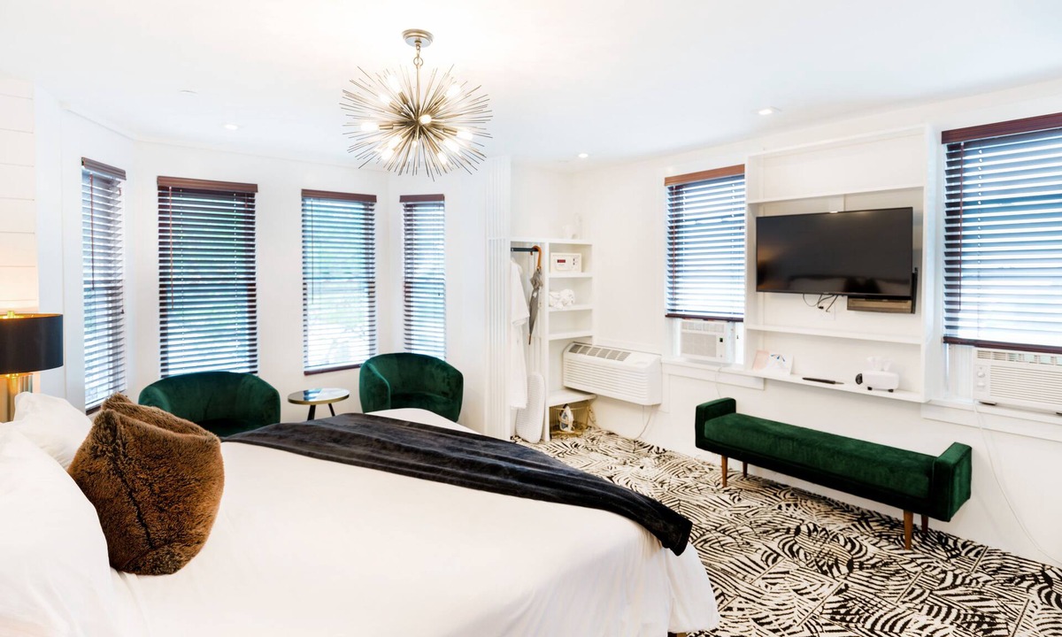 Greenport Hotel | American Beech in Greenport - Deluxe King Suite 11