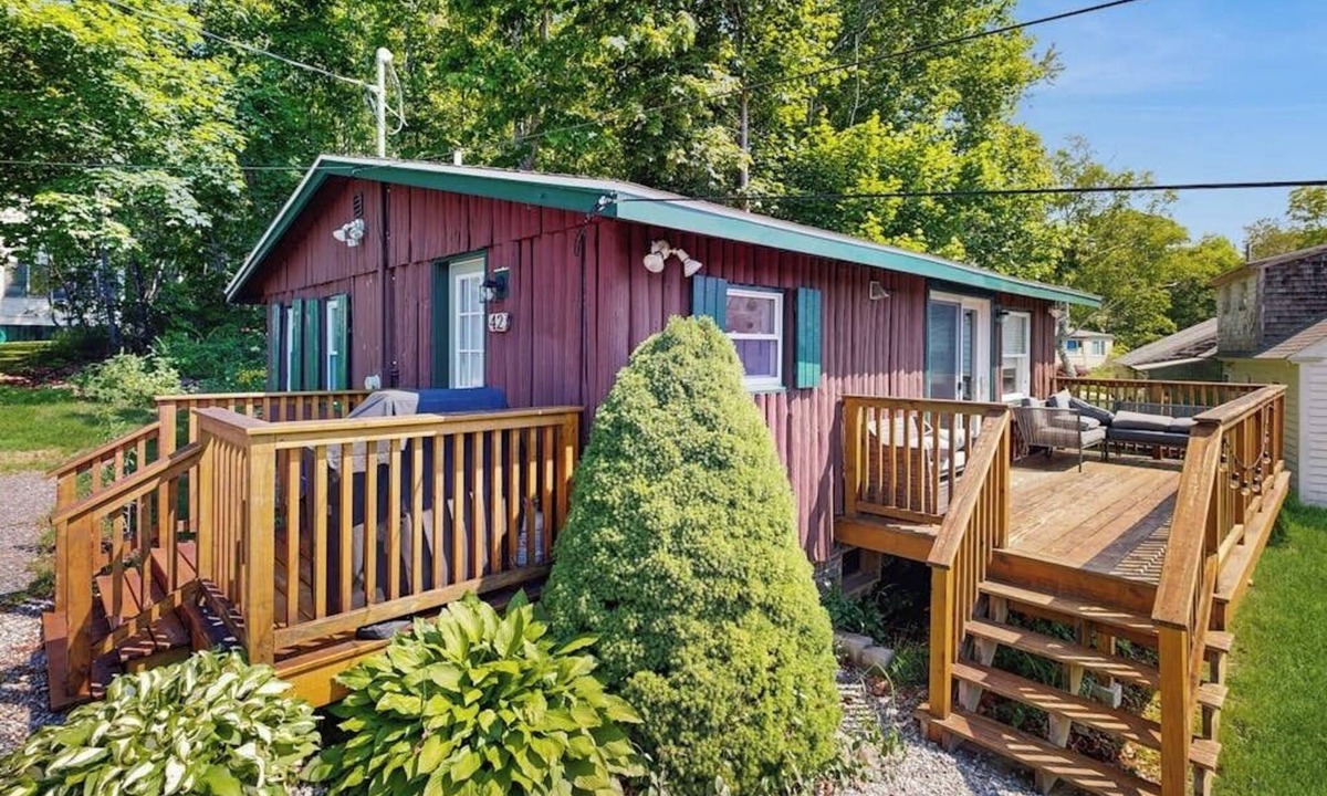 Boothbay Harbor Cabin | Bay Cabin- Beautifully updated cabin near town & Barrett
