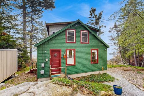 Boothbay Harbor House | Bayfront cottage with fantastic views & minutes to downtown - Dog-friendly