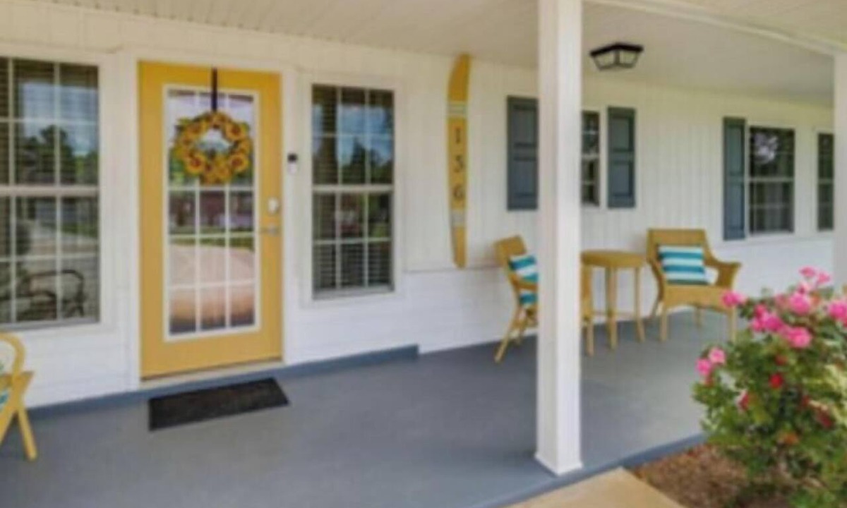 Oak Grove Cottage | Beautiful 2-bedroom Lake front cottage with AC in charming Johnson City