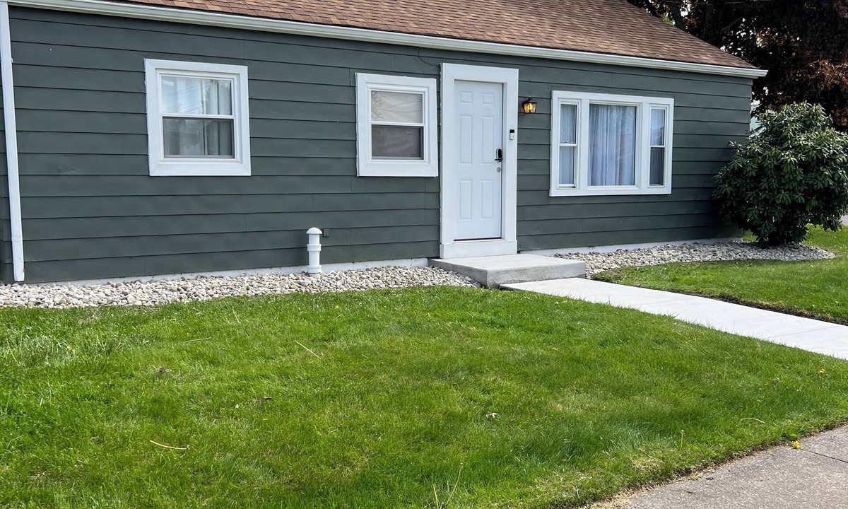 Erie House | Beautiful 3-bedroom house in wonderful Erie with AC, WiFi, large driveway