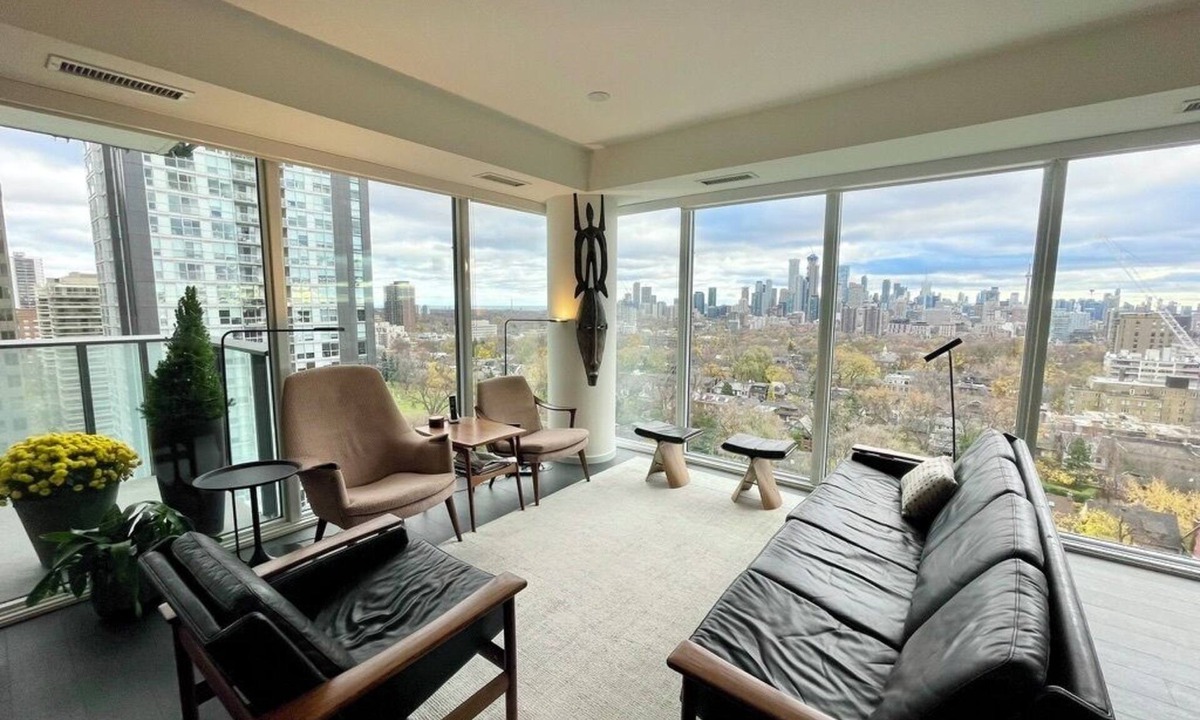 Deer Park Condo | Beautiful Light-filled Apartment with Spectacular Views of Toronto