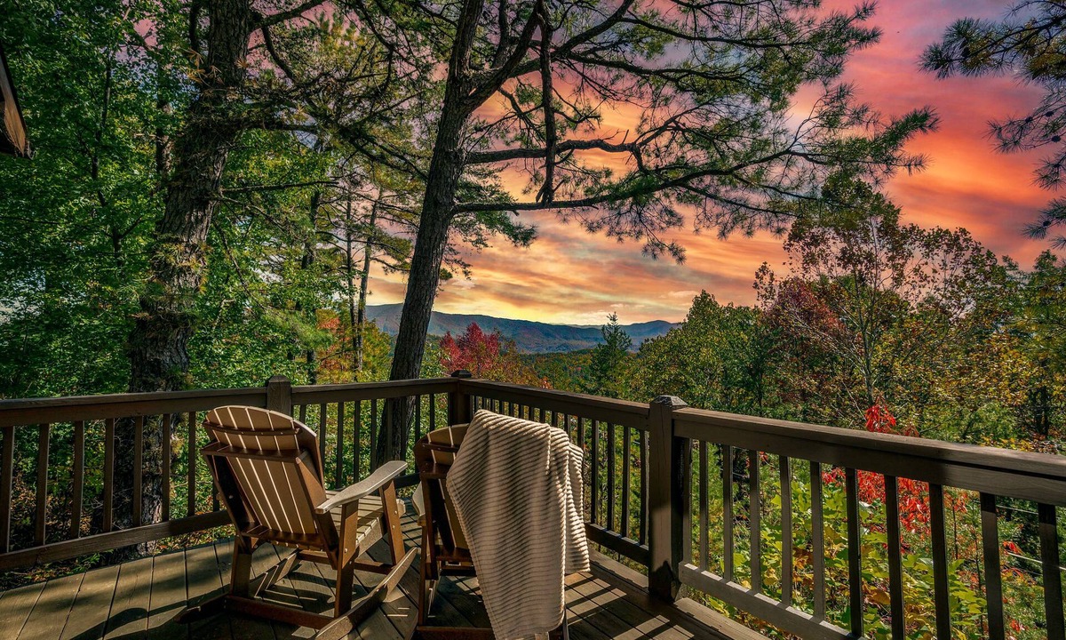 Sevierville Cabin | Beautiful Mountain VIEWS! Cozy! Privacy! Hot Tub! Pets OK! Pool & Fishing Pond!