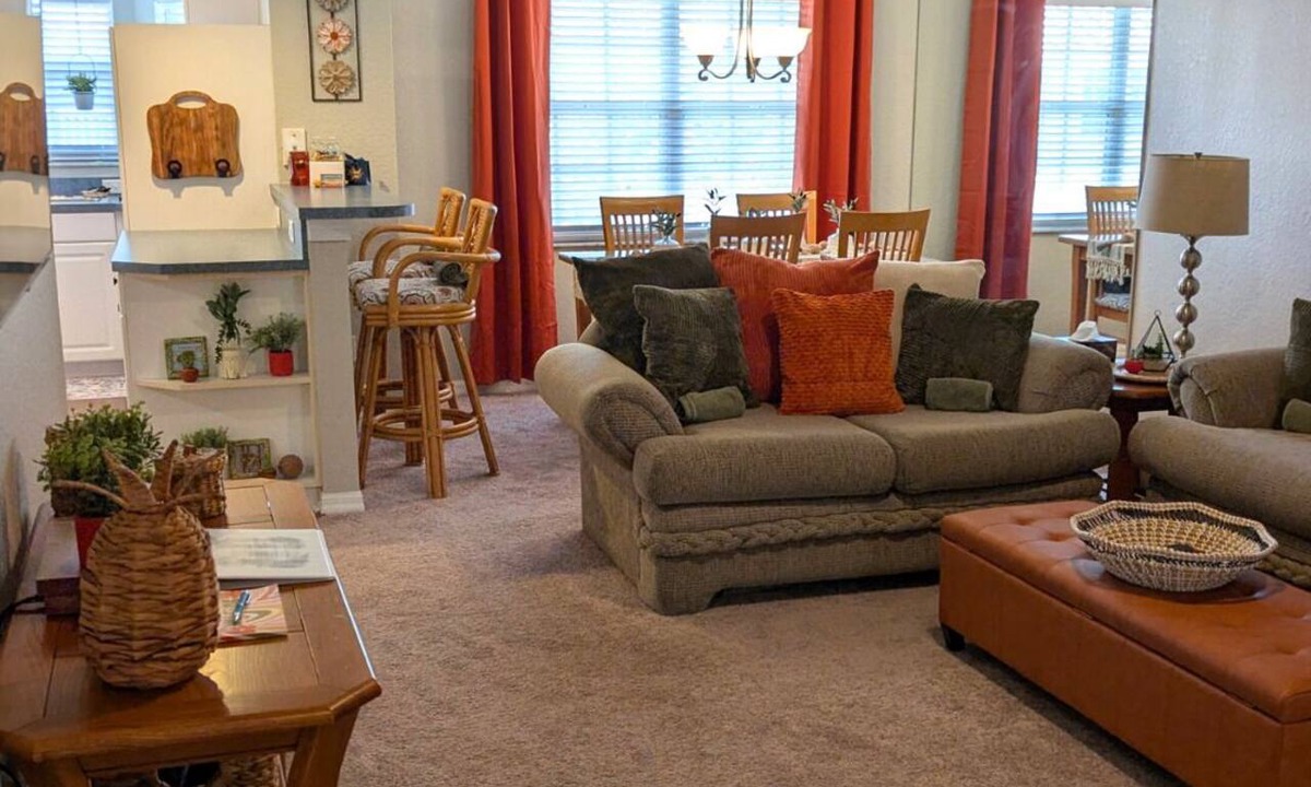 Lutz Apartment | Blissfully Bare - Third Floor, Screened Lanai, Lofted Ceiling