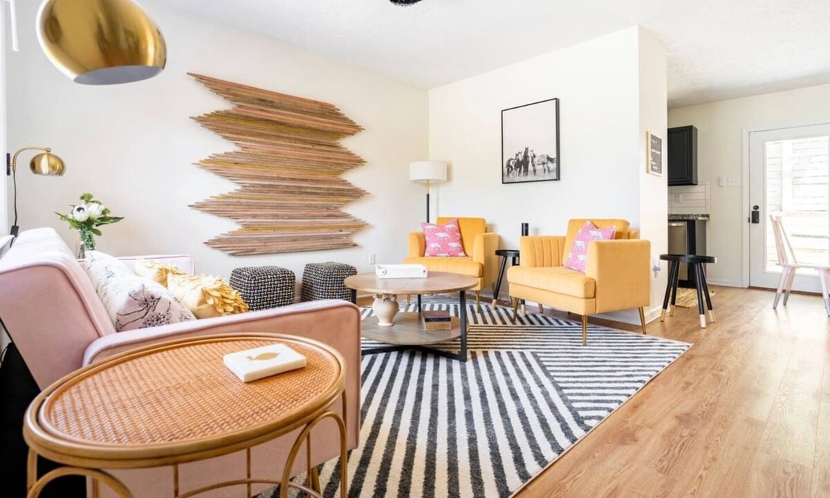 Lexington House | Boho-Glam Bungalow 2 Kings, Fire Pit, Fenced Yard, Pet Friendly, Prime location