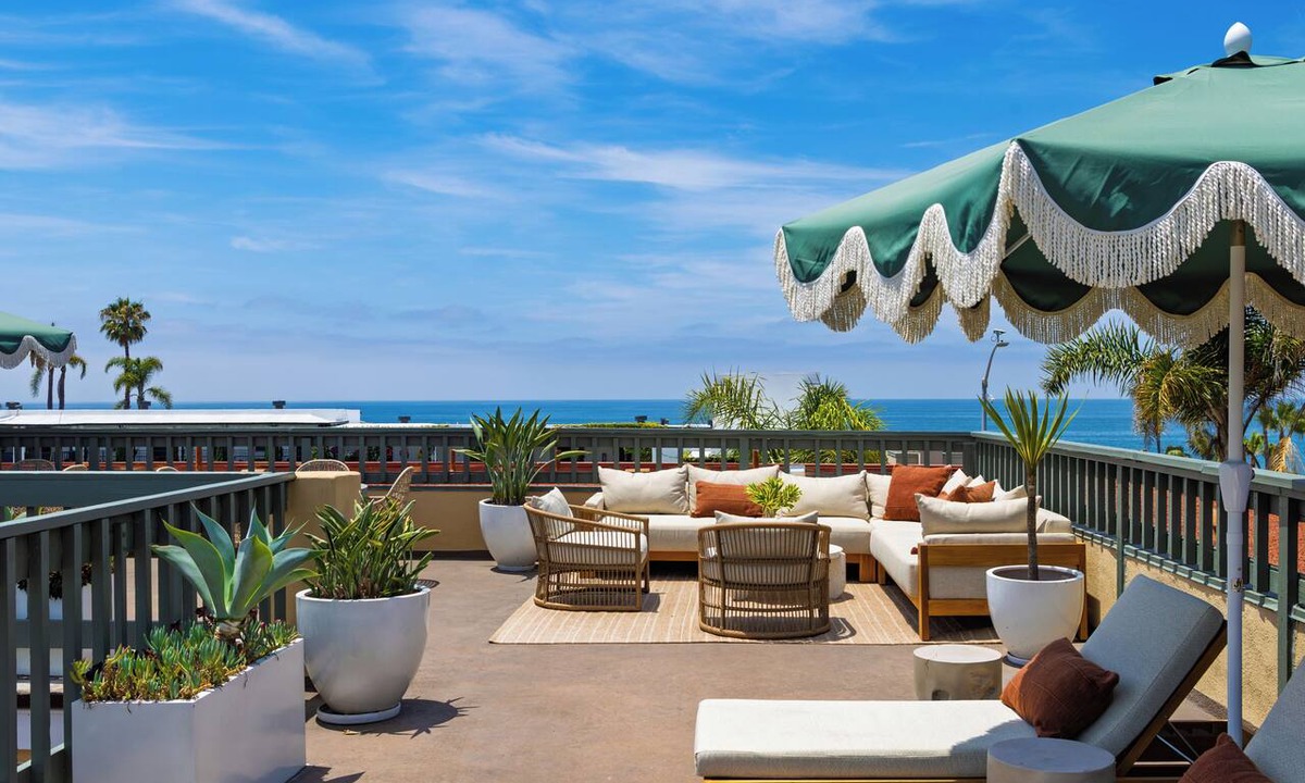 Diamond Crestview Hotel | Boutique Stay near Beach | Pool + Spa + Rooftop Ocean Views | Walk to Dining