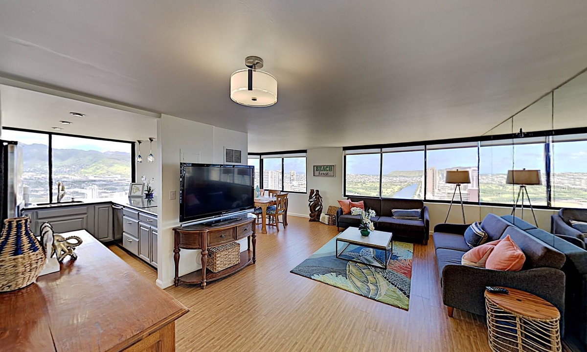 McCully - Moiliili Condo | Breathtaking Hawaiian Monarch Penthouse | Views!