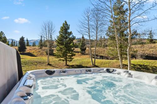 The Highlands House | Breckenridge Stay Hot Tub Walk to Trails