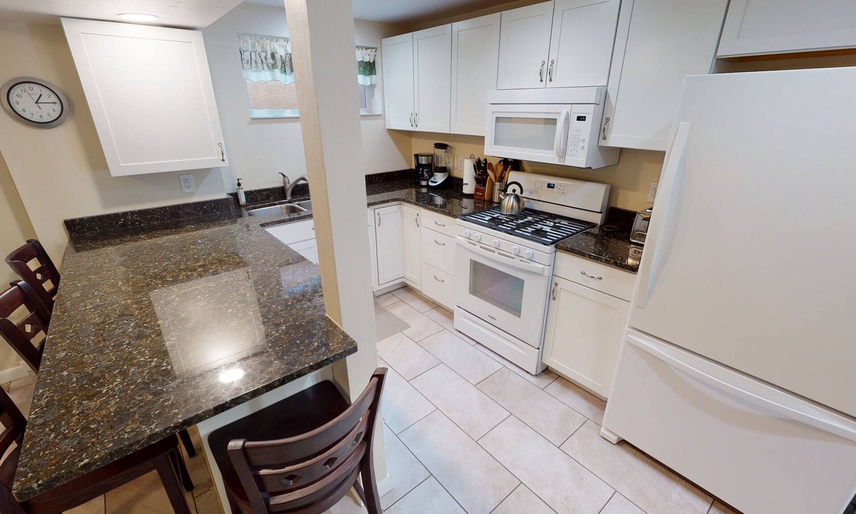 Midvale House | Bright, clean basement - Close to skiing - Green and healthy