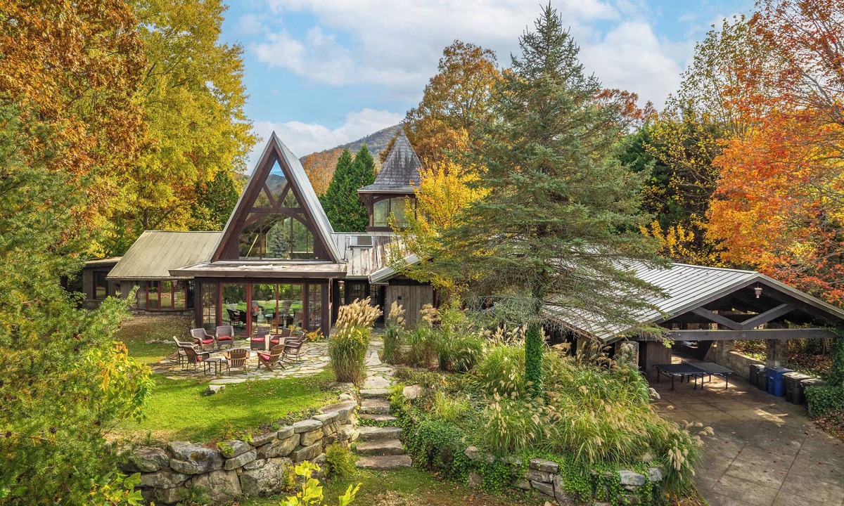 Black Mountain House | Bullhead Mountain Lodge | Luxurious Black Mountain Home with Pool, Game room, and More!