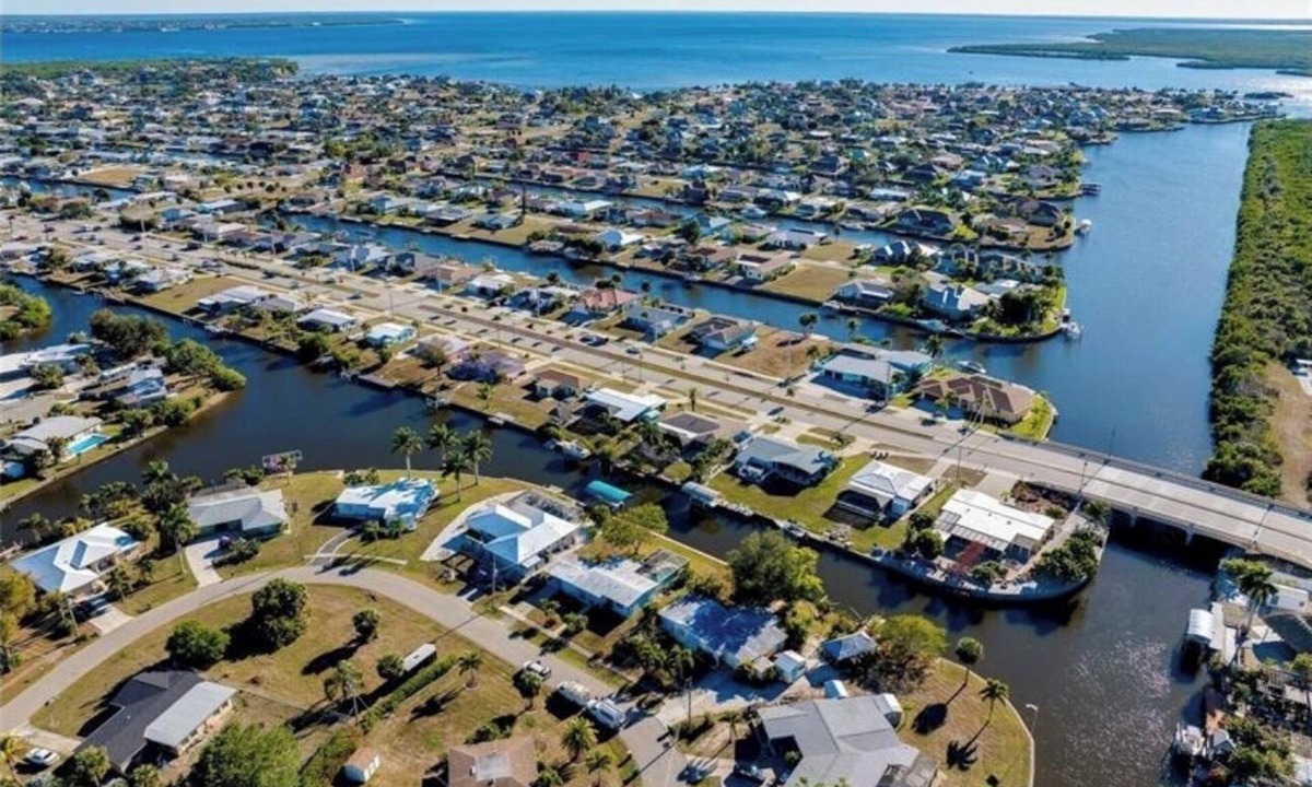 Edgewater House | Cabanajoes rental with kayaks 3bedroom house on canal walk distance to the beach