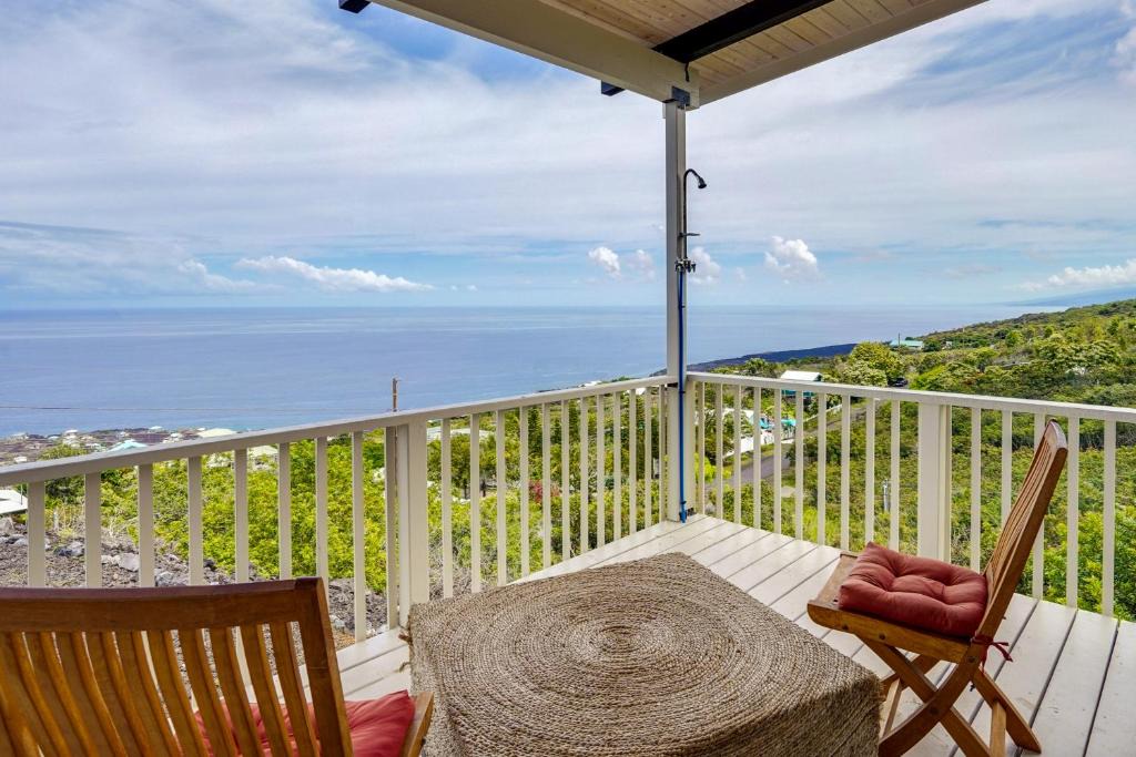 Captain Cook Apartment | Captain Cook Bungalow with Panoramic Ocean Views!