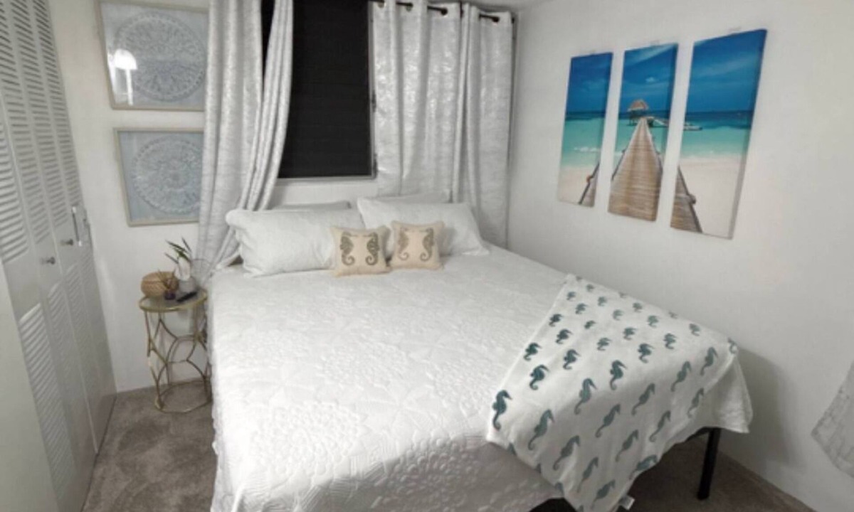 McCully - Moiliili Bed & Breakfast | Charming 2-bedroom bed & breakfast in serene Honolulu with WiFi