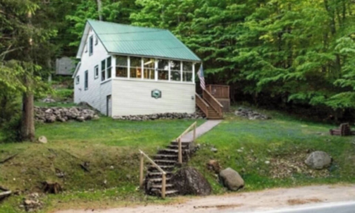 Town of Webb Cottage | Charming 2-bedroom cottage within walking distance of the lake and all the shops