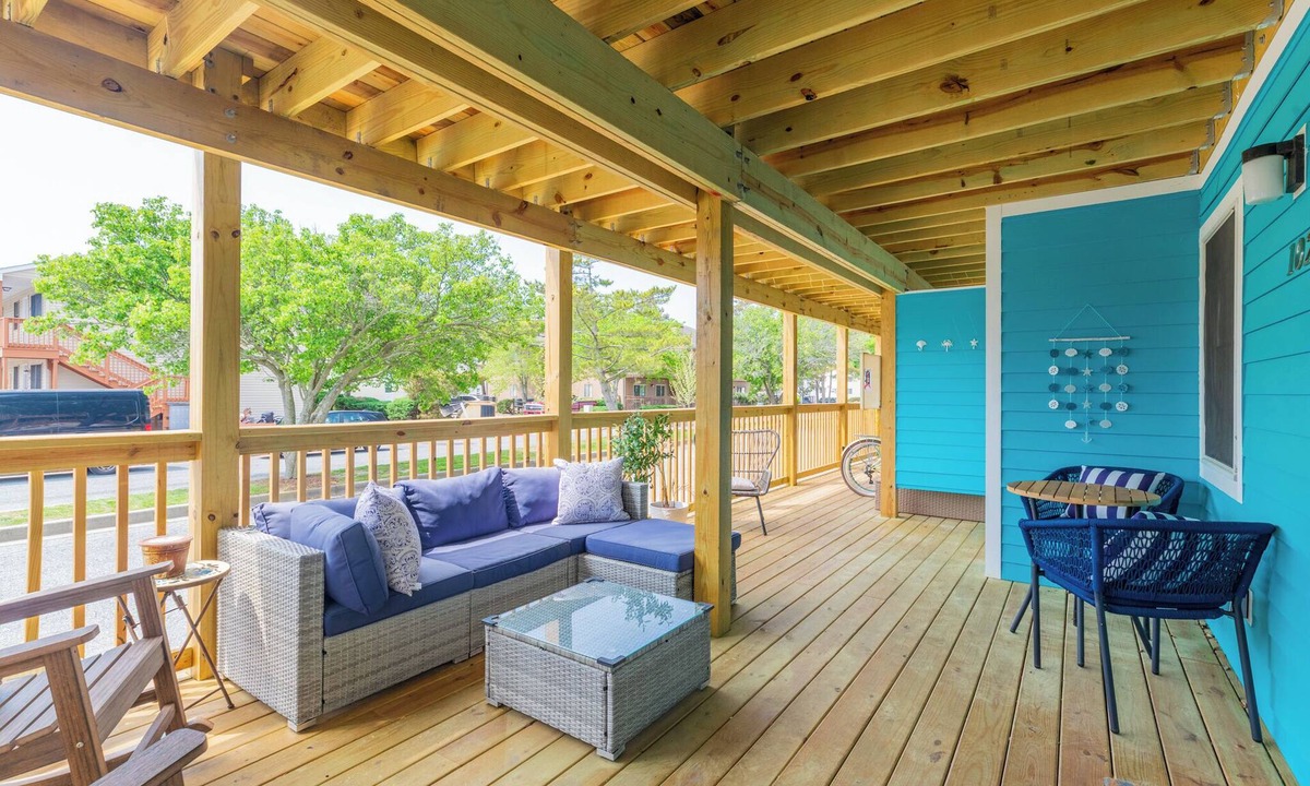 Caine Woods Condo | Charming 2BR Gem in N Ocean City, Large Deck, 3 Blocks to Beach, Linens Incl.