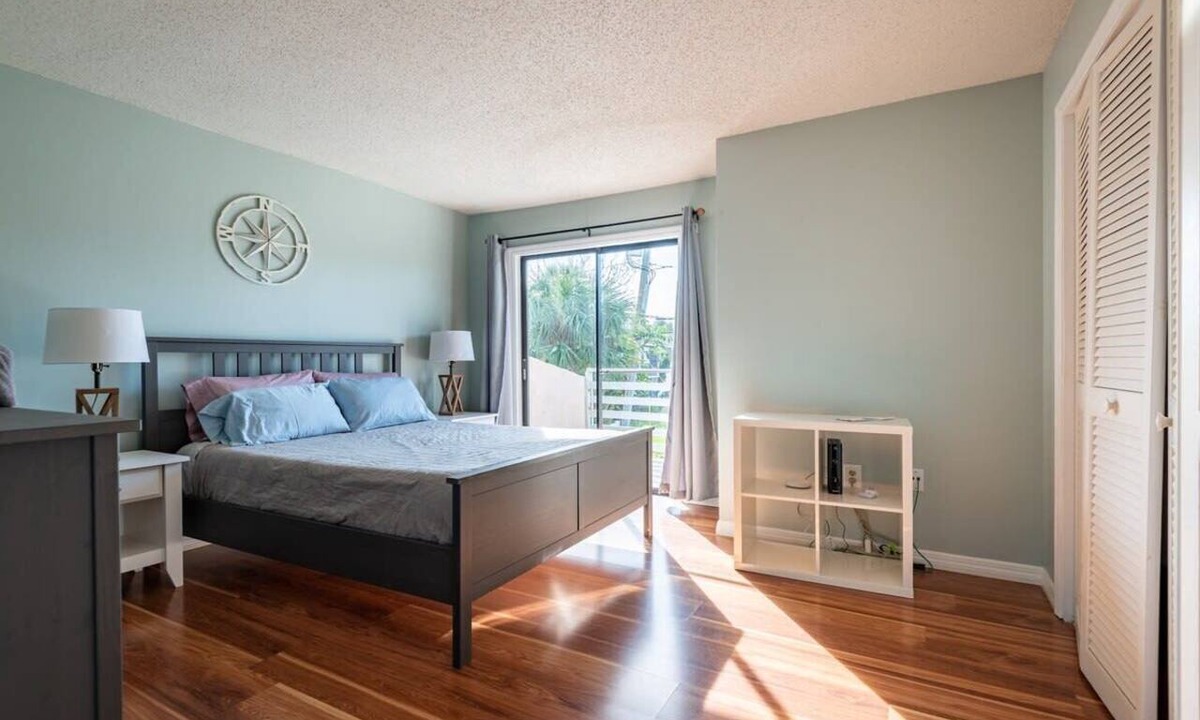 Indialantic Condo | Charming Beachside Escape Patio Parking