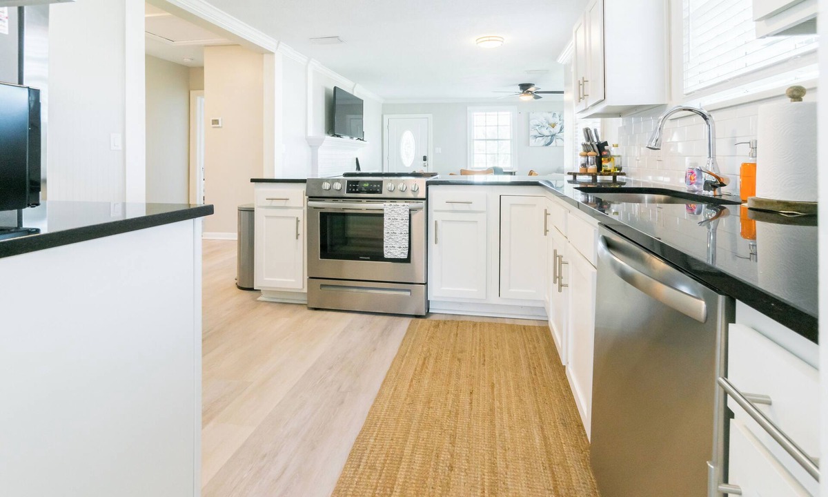 Southbank House | Charming Cozy Stay with Hot Tub near Downtown Jacksonville