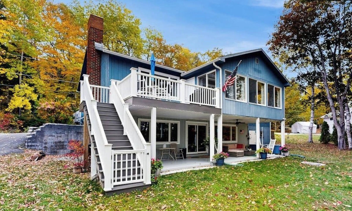 Monmouth House | Charming Four-Season Lakehouse with Scenic Views and Activities for All Ages