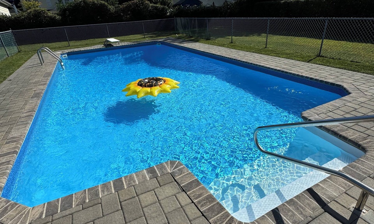 Southold House | Charming Southold Retreat with In Ground Pool – Walk to Founder’s Beach