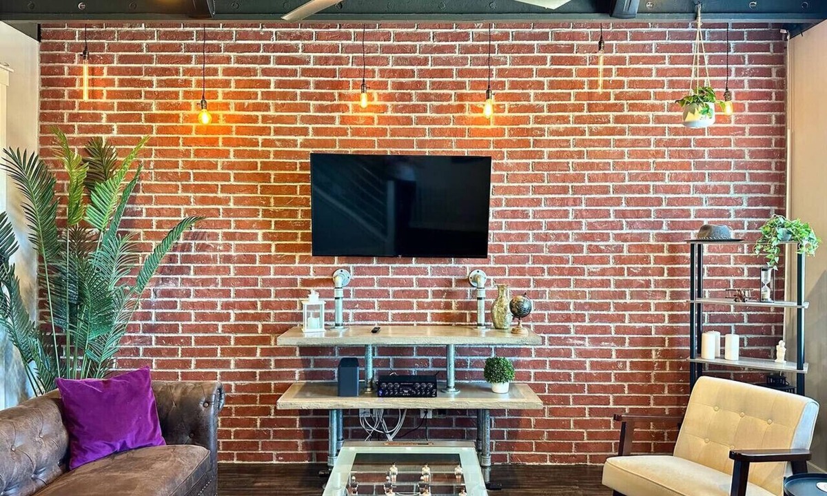 Midvale House | Charming updated LOFT style townhouse!