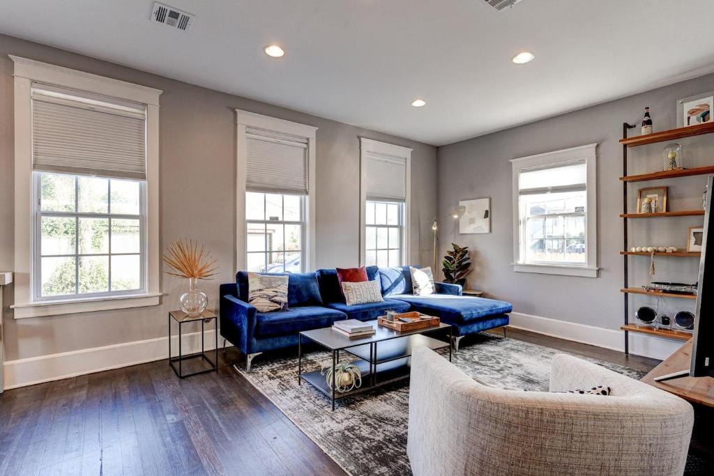 West Riverside House | Chef's kitchen & clawfoot tub near French Quarter