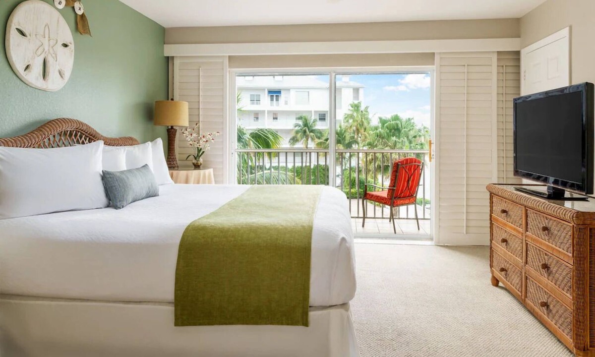 Marco Island Hotel | Classic 2BR Suite at Olde Marco Inn w/Kitchen + Spacious Living Area