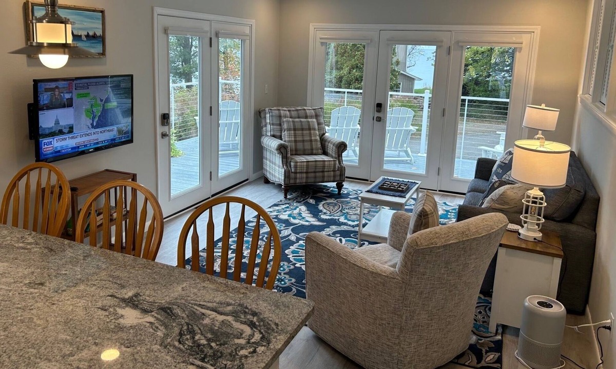 North East House | Completely Remodeled Lake House w 3 bedrooms 2 bath, deck w/amazing beach view