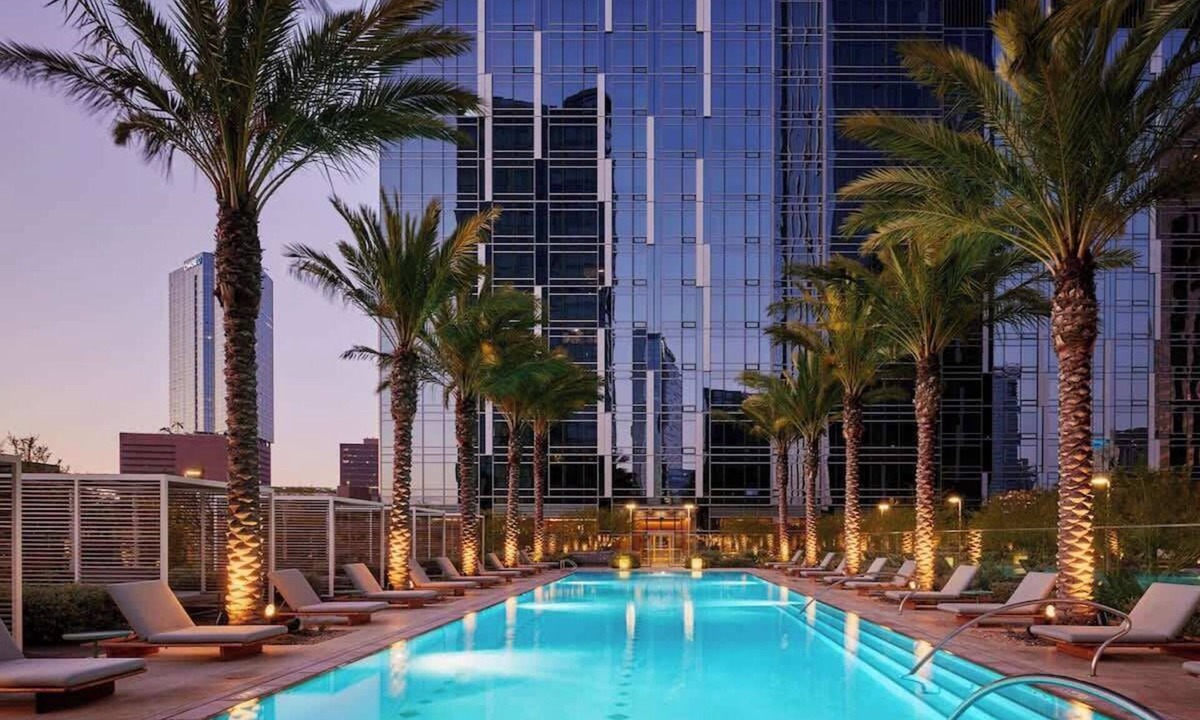 Financial District Apartment | Contemporary 3BR DTLA High-Rise w/Pool, Rooftop