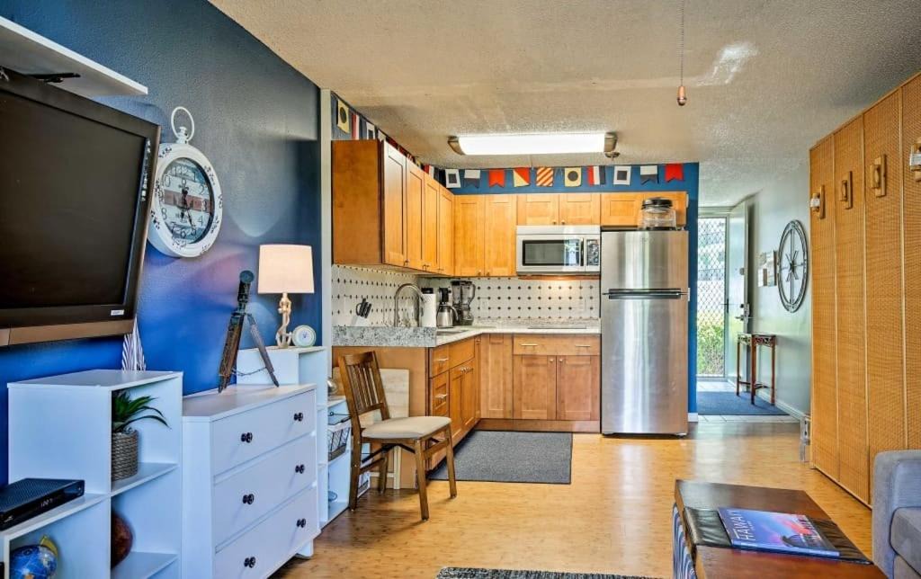Historic Kailua Village Apartment | CORNER GARDEN VIEW UNIT - NO ONE ON ONE SIDE - NAUTICAL DECOR AND CUTE AS CAN BE condo