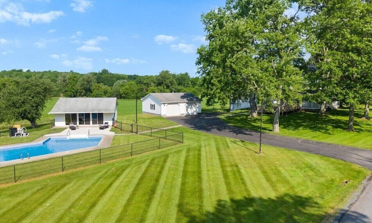 Town of Throop House | Country Fields, Wine Country, Pool and More