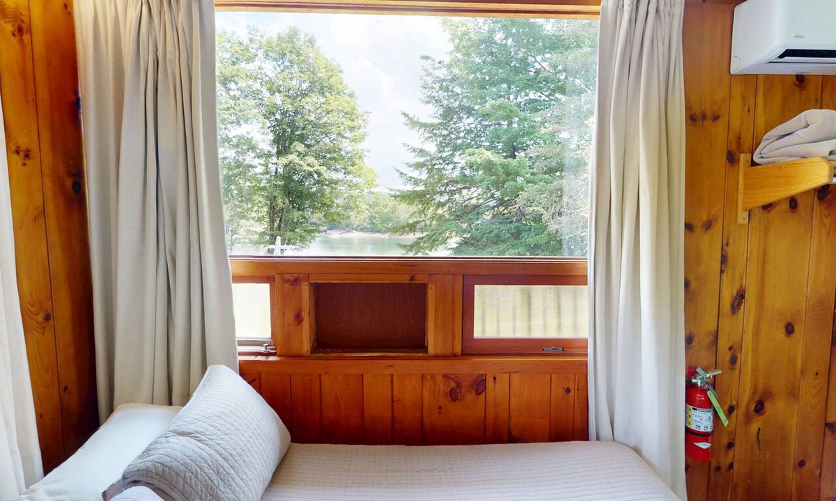 Hamilton Hotel | Cozy 1-bedroom hotel room in serene Hamilton - #305 Mohawk