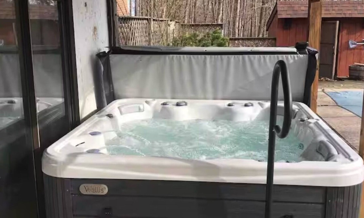 Nescopeck Ski Chalet | Cozy 3-bedroom chalet in charming Nescopeck with AC, WiFi, Hot Tub, King Beds