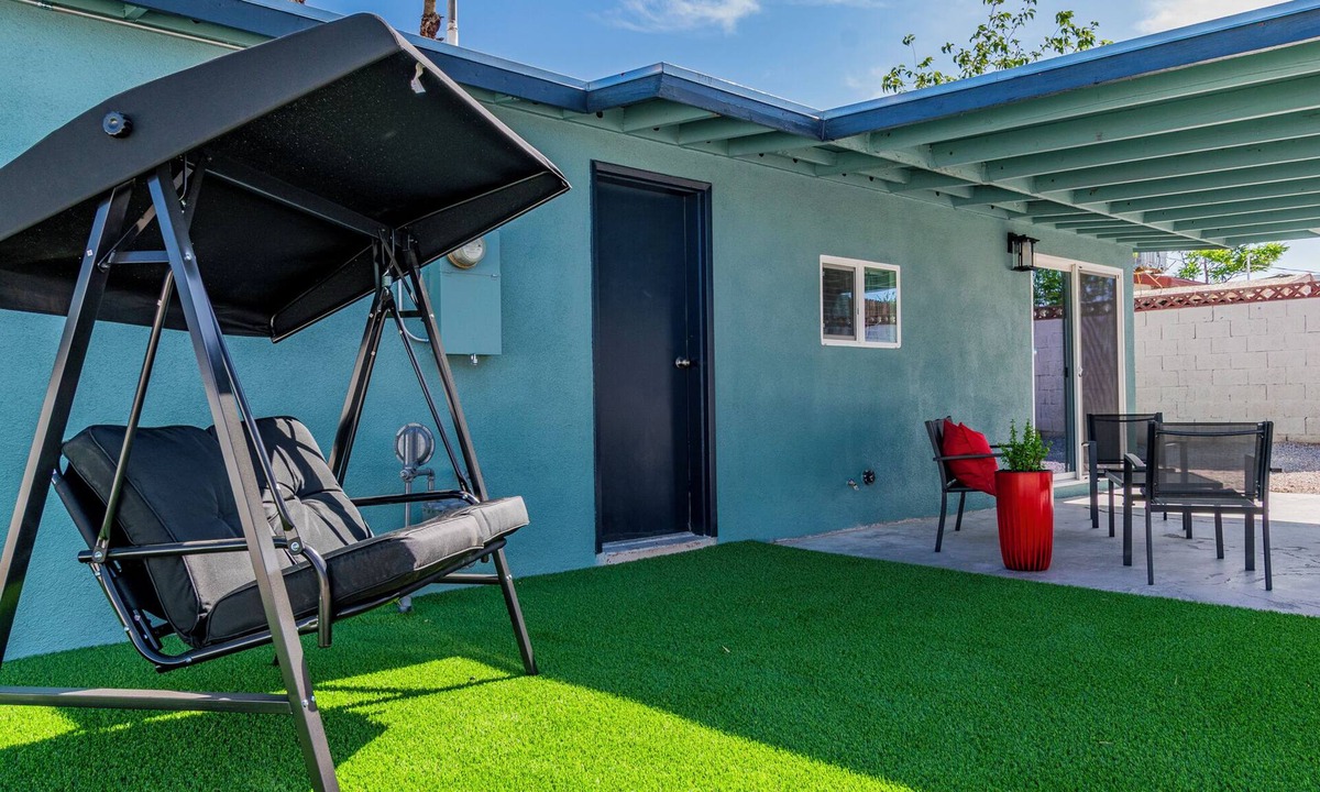 Winchester House | Cozy 3BR/2BA Home Near Las Vegas Convention Center - Sleeps 8!
